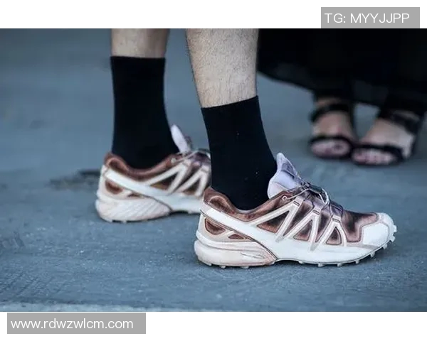 聚焦足球星鞋探索速度力量与荣耀背后的秘密 聚焦足球星鞋探索速度力量与荣耀背后的秘密