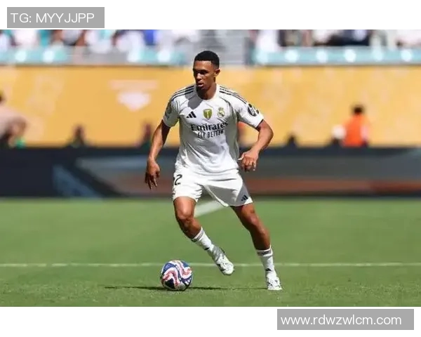 足球右边锋十号球星如何在现代比赛中扮演关键角色引领进攻新风潮