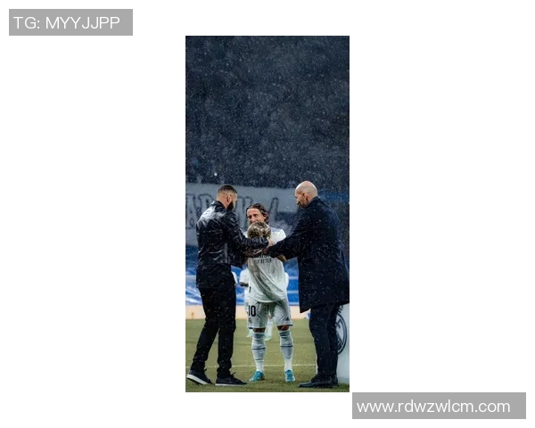 齐达内经典足球壁纸欣赏展现传奇巨星风采魅力时刻