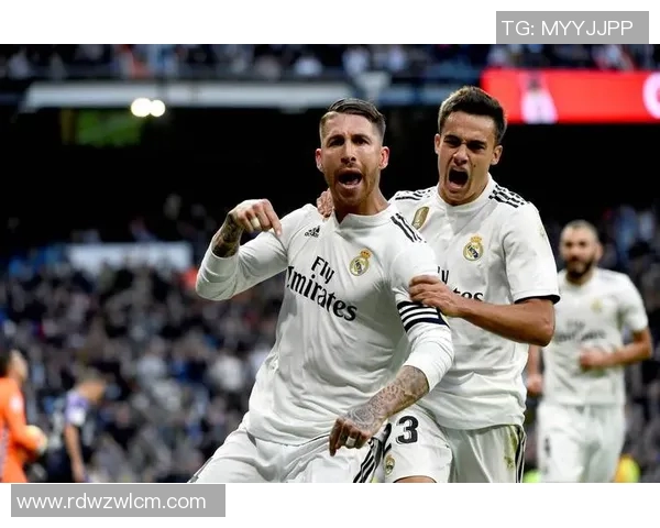 荷兰足球球星炫酷辫子展现独特个性与绿茵场上的风采 荷兰足球球星炫酷辫子展现独特个性与绿茵场上的风采